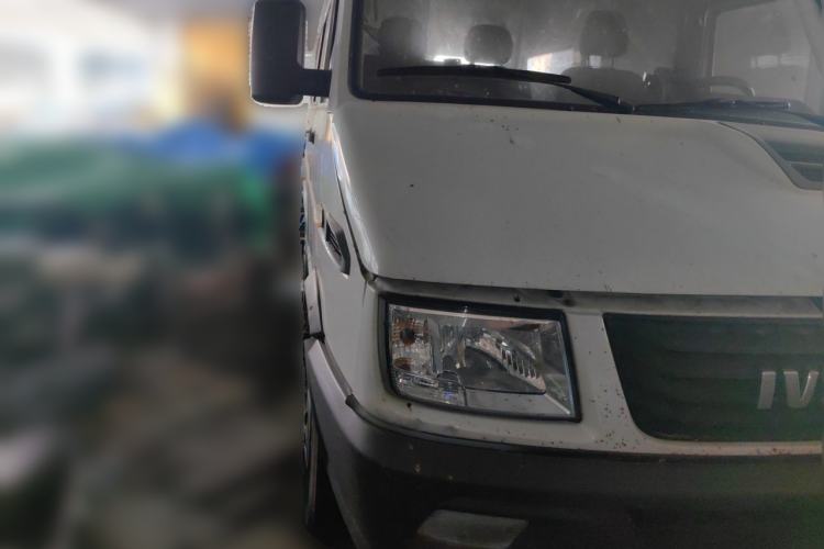 Used Iveco Daily 2017 2.5T A35 Passenger Van 5-7 Seats Model 47Z5 Front Right 45 Deg