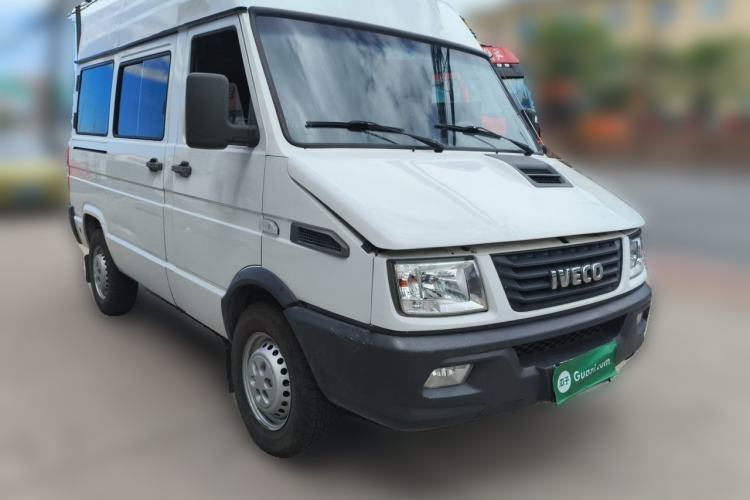 Used Iveco Daily 2017 2.5T A35 Low-Roof 5-7 Seater Passenger Van 47Z5 Front Right 45 Deg