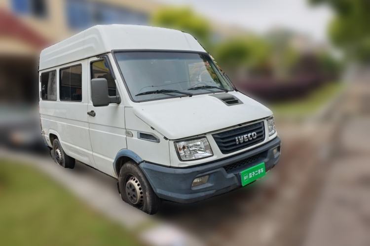 Used Iveco Daily 2017 2.5T A35 Passenger Van 5-7 Seats Model 47Z5 Front Right 45 Deg