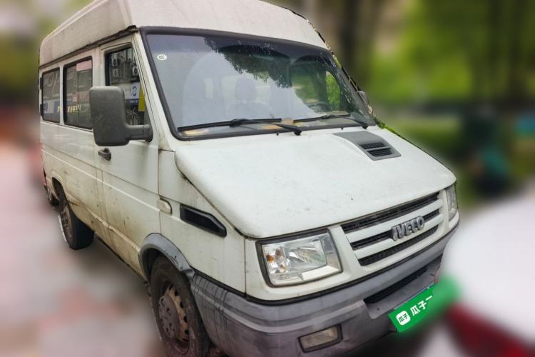 Used Iveco Daily 2017 2.5T A35 Passenger Van 5-7 Seats Model 47Z5 Front Right 45 Deg