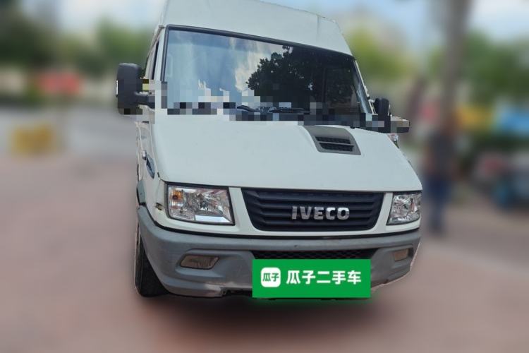 Used Iveco Daily 2017 2.8T V35 Box Truck 3 Seats 43S5 Front Right 45 Deg