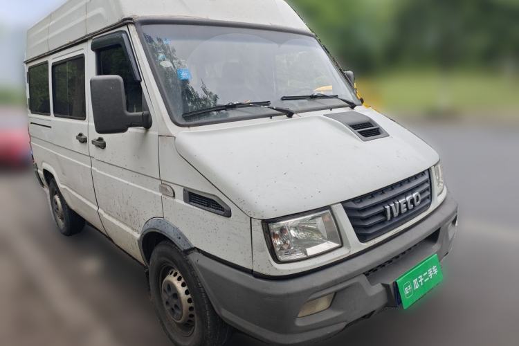 Used Iveco Daily 2017 2.5T A35 Passenger Van 5-7 Seats Model 47Z5 Front Right 45 Deg