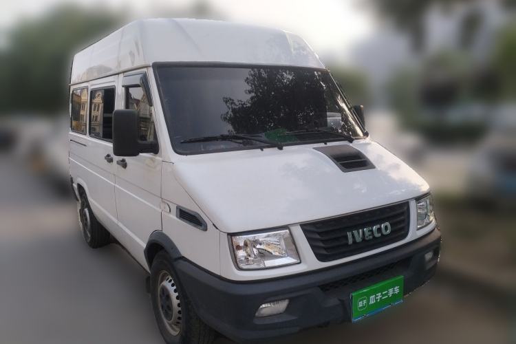 Used Iveco Daily 2017 2.5T A35 Passenger Van 5-7 Seats Model 47Z5 Front Right 45 Deg