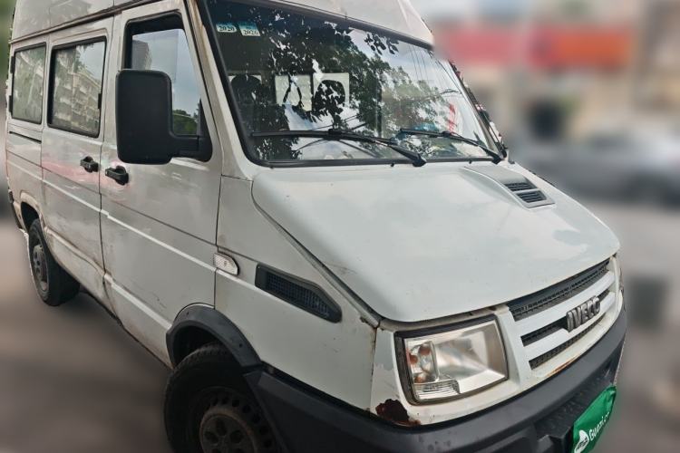 Used Iveco Daily 2017 2.5T A35 Passenger Van 5-7 Seats Model 47Z5 Front Right 45 Deg