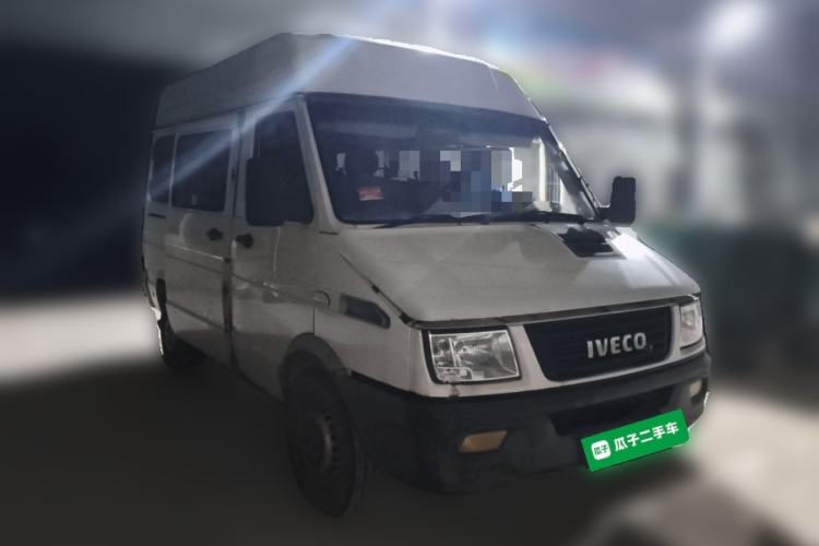 Used Iveco Daily 2017 2.5T A35 Passenger Van 5-7 Seats Model 47Z5 Front Right 45 Deg