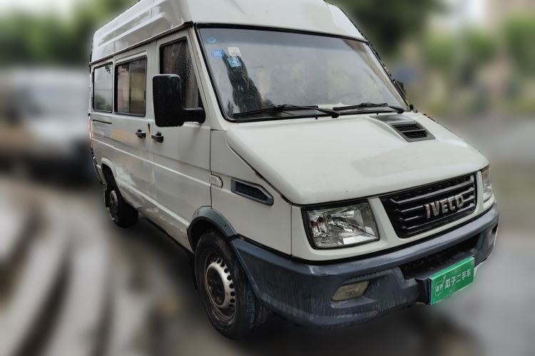 Used Iveco Daily 2017 2.5T A35 Passenger Van 5-7 Seats Model 47Z5 Front Right 45 Deg