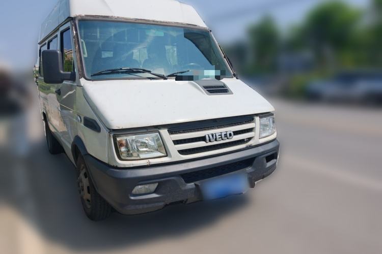 Used Iveco Daily 2017 2.5T A35 Low-Roof 5-7 Seater Passenger Van 47Z5 Front Right 45 Deg
