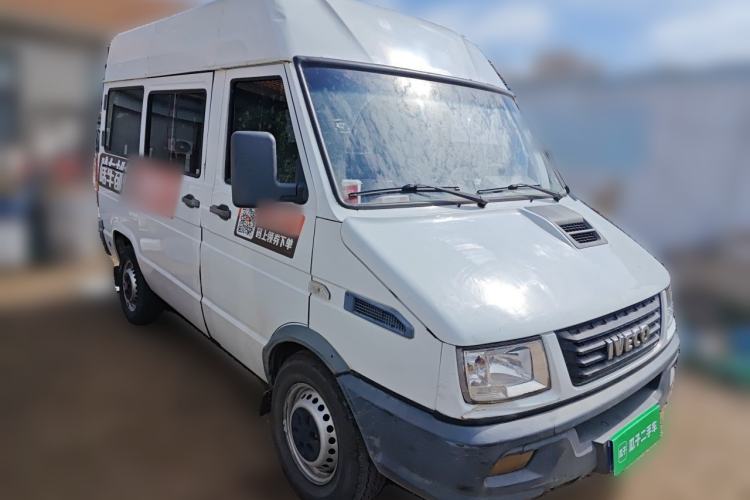 Used Iveco Daily 2017 2.5T A35 Passenger Van 5-7 Seats Model 47Z5 Front Right 45 Deg