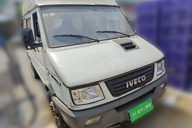 Used Iveco Daily 2017 2.5T A35 Passenger Van 5-7 Seats Model 47Z5 Front Right 45 Deg