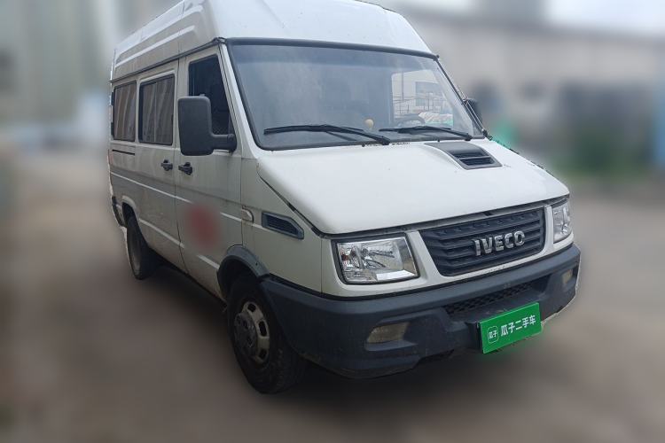 Used Iveco Daily 2017 2.5T A35 Passenger Van 5-7 Seats Model 47Z5 Front Right 45 Deg