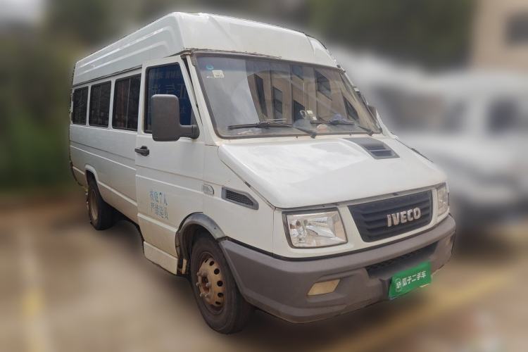 Used Iveco Daily 2017 2.5T A40 Passenger Van 7 Seats Model 47Z5 Front Right 45 Deg