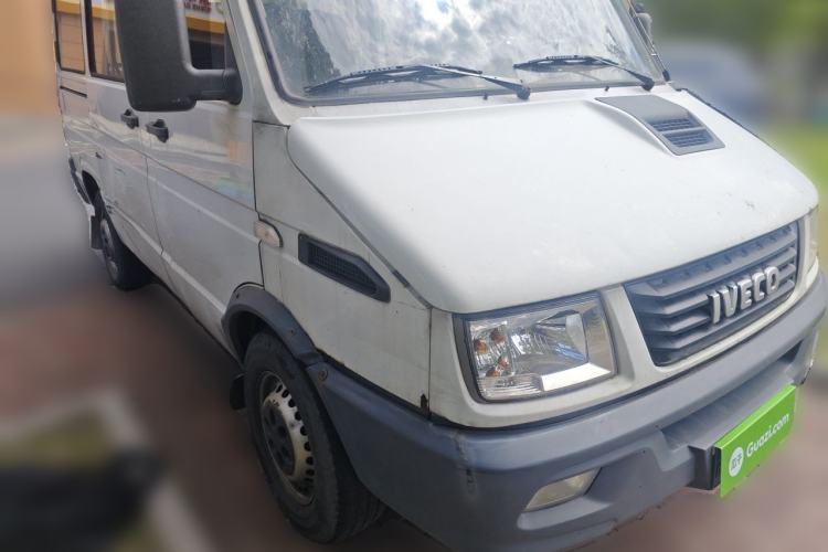 Used Iveco Daily 2017 2.5T A35 Passenger Van 5-7 Seats Model 47Z5 Front Right 45 Deg