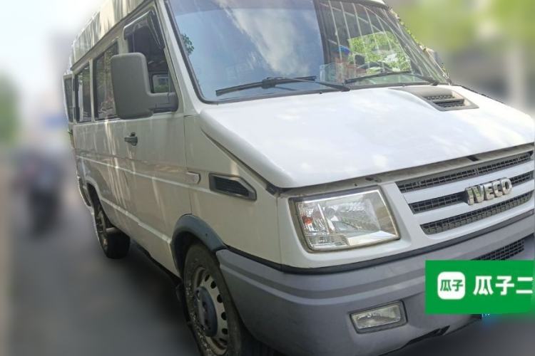 Used Iveco Daily 2017 2.5T A35 Passenger Van 5-7 Seats Model 47Z5 Front Right 45 Deg