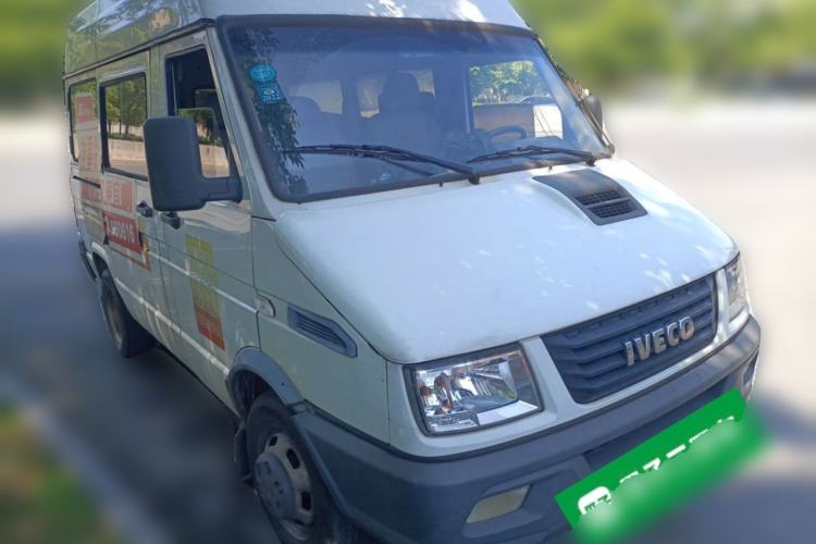Used Iveco Daily 2017 2.5T A35 Passenger Van 5-7 Seats Model 47Z5 Front Right 45 Deg