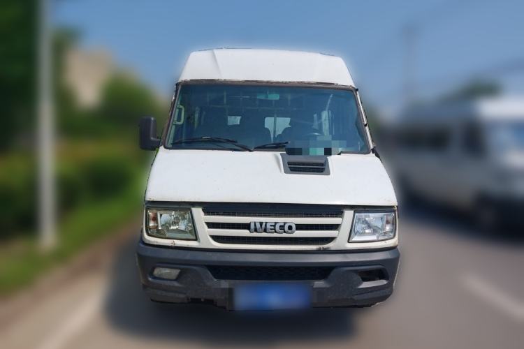 Used Iveco Daily 2017 2.5T A35 Low-Roof 5-7 Seater Passenger Van 47Z5 Front
