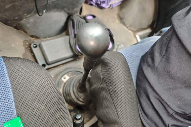 Used Iveco Daily 2017 2.5T A35 Passenger Van 5-7 Seats Model 47Z5 Gear Lever