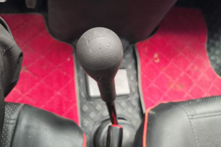 Used Iveco Daily 2017 2.5T A35 Low-Roof 5-7 Seater Passenger Van 47Z5 Gear Lever