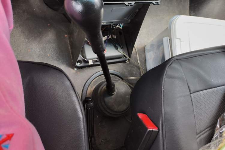 Used Iveco Daily 2017 2.5T A35 Passenger Van 5-7 Seats Model 47Z5 Gear Lever
