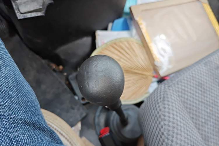 Used Iveco Daily 2017 2.5T A35 Passenger Van 5-7 Seats Model 47Z5 Gear Lever