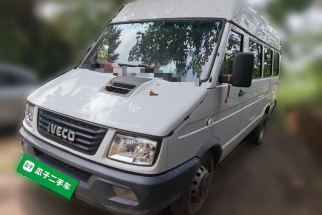 Iveco Daily 2017 2.5T A40 Passenger Van 7 Seats Model 47Z5 مستعملة
