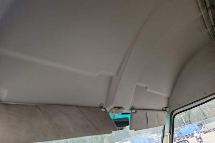 Used Iveco Daily 2017 2.8T V35 Box Truck 3 Seats 43S5 Headliner
