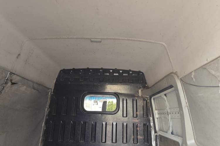 Used Iveco Daily 2017 2.8T V35 Box Truck 3 Seats 43S5 Headliner