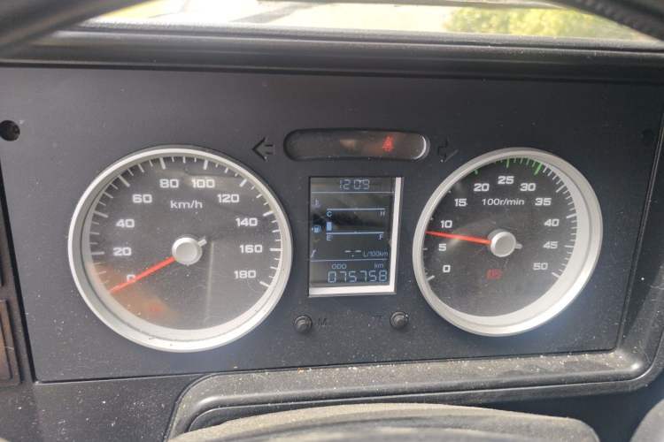 Used Iveco Daily 2017 2.5T A35 Passenger Van 5-7 Seats Model 47Z5 Instrument Cluster