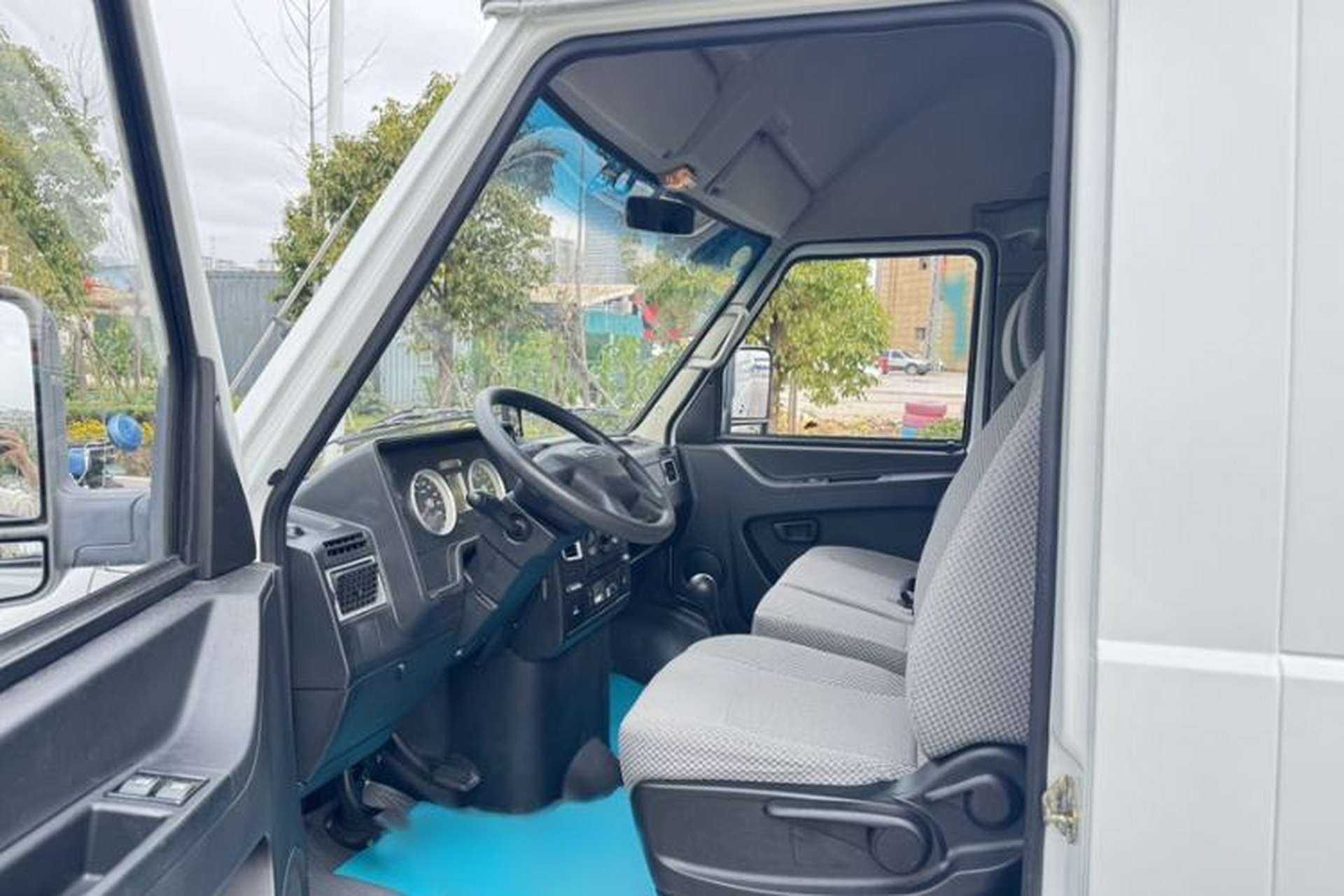 Used Iveco Daily 2017 2.8T V35 Box Truck 3 Seats 43S5 Interior 1