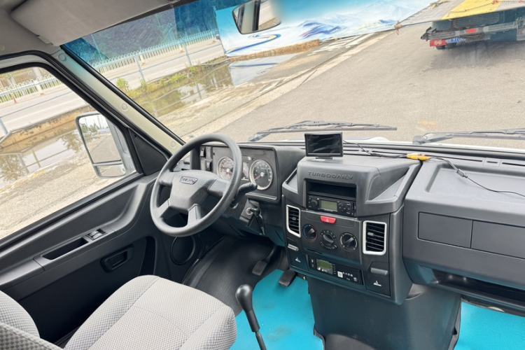 Used Iveco Daily 2017 2.8T V35 Box Truck 3 Seats 43S5 Interior 2