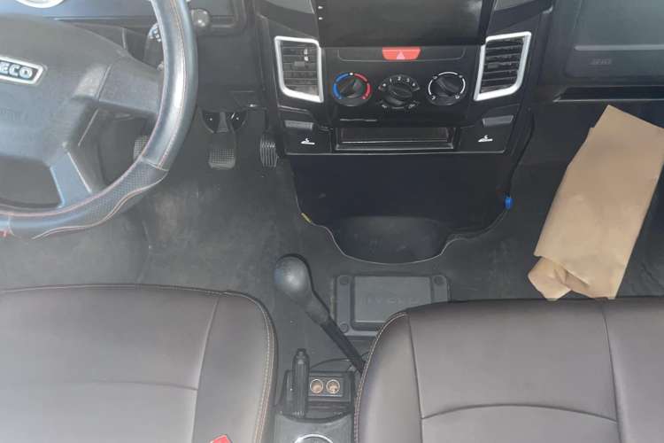 Used Iveco Daily 2017 2.5T A35 Low-Roof 5-7 Seater Passenger Van 47Z5 Interior 3