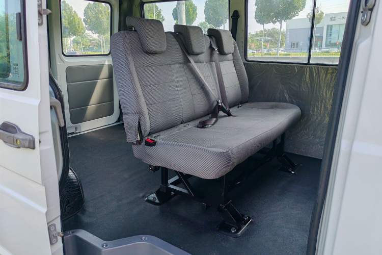 Used Iveco Daily 2017 2.5T A35 Passenger Van 5-7 Seats Model 47Z5 Interior 4