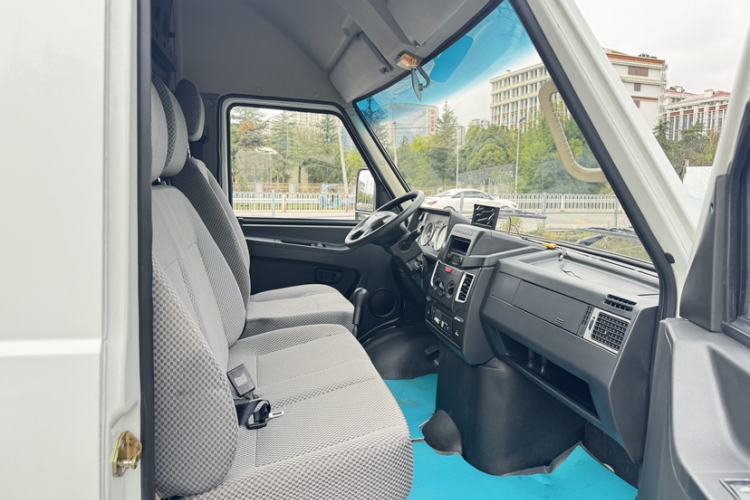 Used Iveco Daily 2017 2.8T V35 Box Truck 3 Seats 43S5 Interior 6