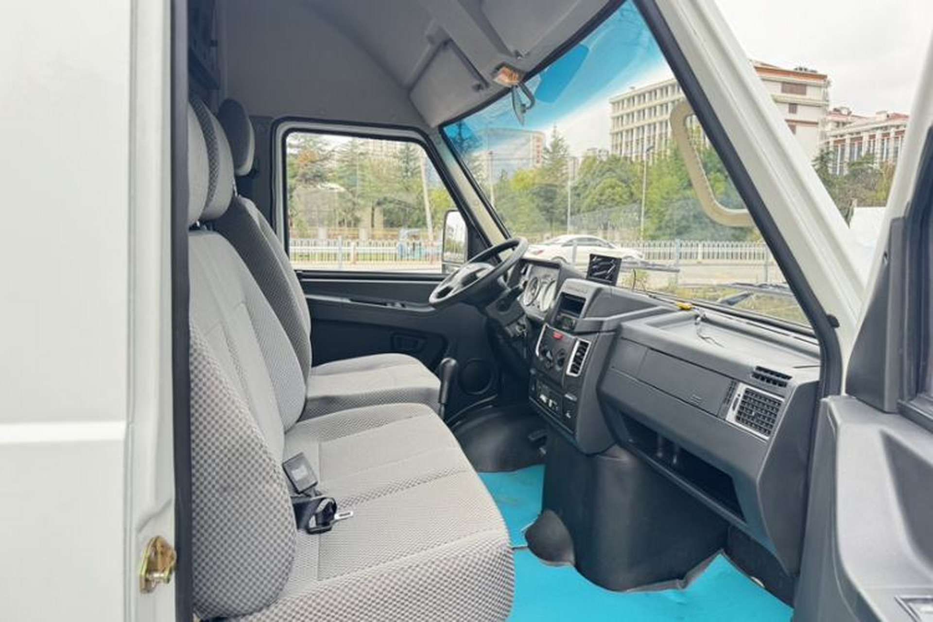Used Iveco Daily 2017 2.8T V35 Box Truck 3 Seats 43S5 Interior 6