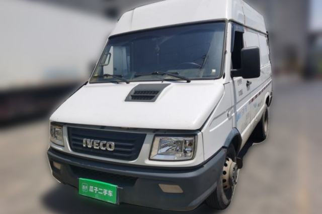 Used Iveco Daily 2017 2.8T V35 Box Truck 3 Seats 43S5
