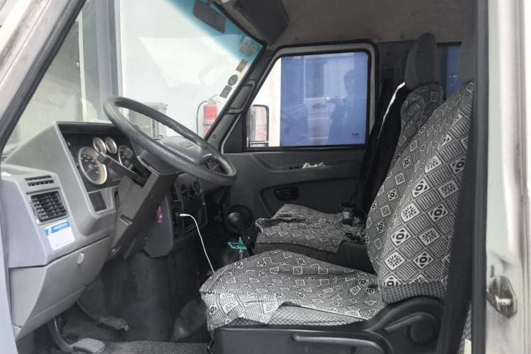 Used Iveco Daily 2017 2.8T V35 Cargo Van Mid-Roof 3/6 Seats 43S5 Left Front Seat
