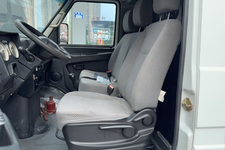Used Iveco Daily 2017 2.8T V35 Box Truck 3 Seats 43S5 Left Front Seat