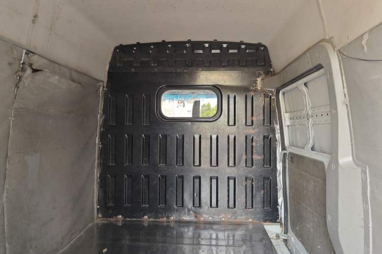 Used Iveco Daily 2017 2.8T V35 Box Truck 3 Seats 43S5 Left Rear Seat