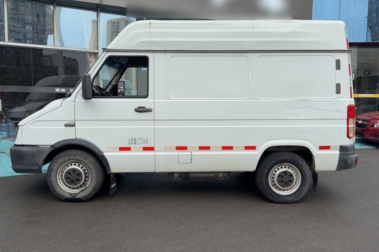 Used Iveco Daily 2017 2.8T V35 Box Truck 3 Seats 43S5 Left Side