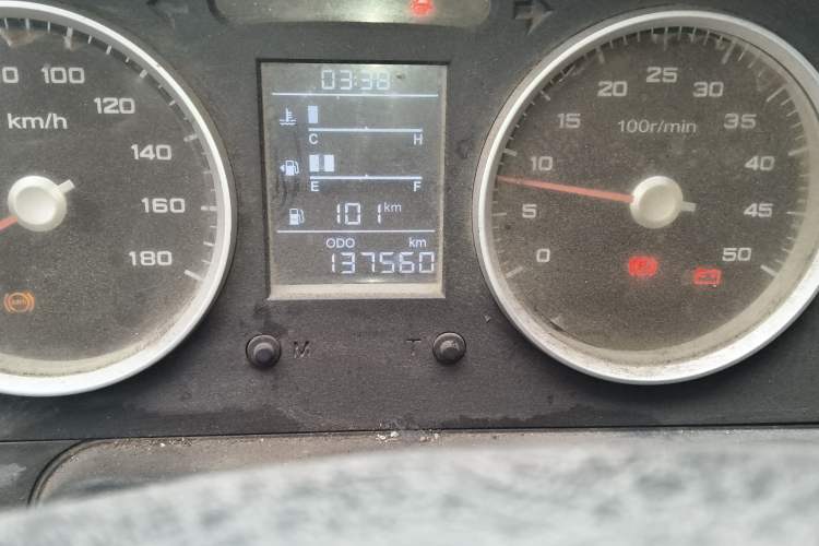 Used Iveco Daily 2017 2.8T V40 Cargo Van Mid-Roof 3/6 Seats 43S5 Odometer Close Up