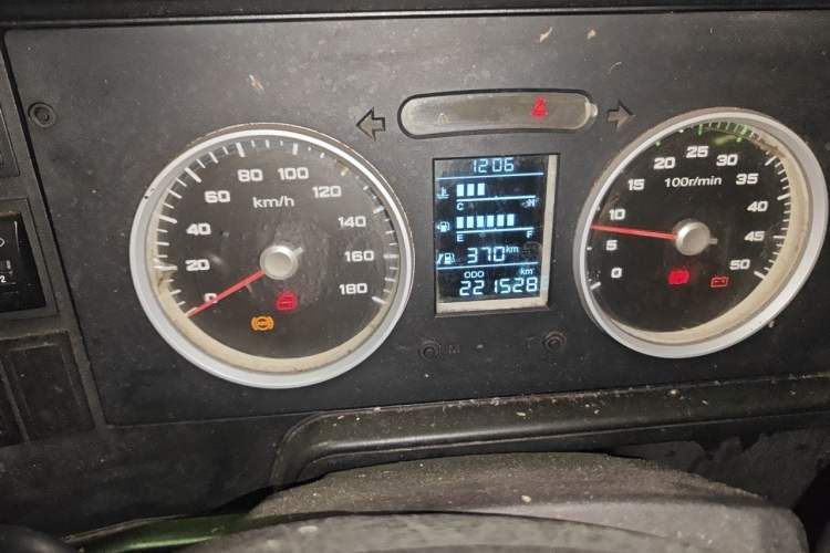 Used Iveco Daily 2017 2.5T A35 Passenger Van 5-7 Seats Model 47Z5 Odometer Close Up