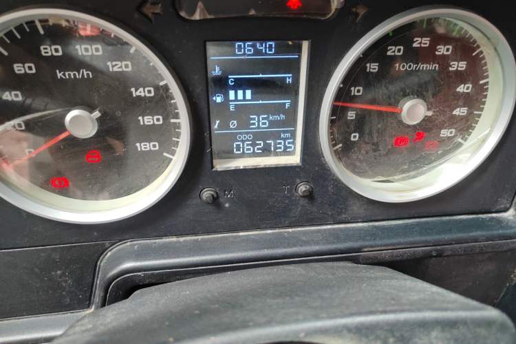 Used Iveco Daily 2017 2.5T A35 Passenger Van 5-7 Seats Model 47Z5 Odometer Close Up