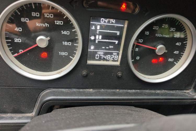 Used Iveco Daily 2017 2.5T A35 Low-Roof 5-7 Seater Passenger Van 47Z5 Odometer Close Up