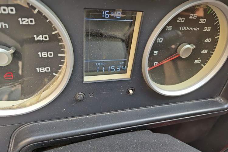 Used Iveco Daily 2017 2.5T A35 Passenger Van 5-7 Seats Model 47Z5 Odometer Close Up