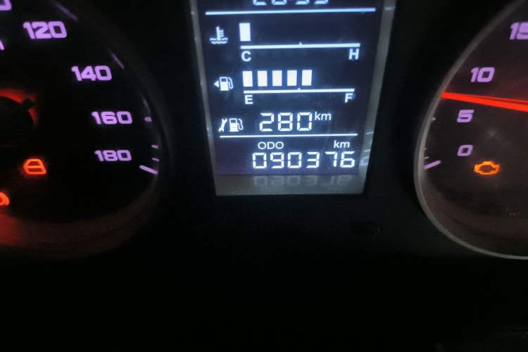 Used Iveco Daily 2017 2.5T A35 Passenger Van 5-7 Seats Model 47Z5 Odometer Close Up