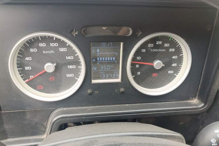 Used Iveco Daily 2017 2.5T A35 Passenger Van 5-7 Seats Model 47Z5 Odometer Close Up
