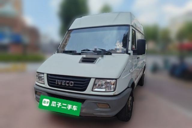 Used Iveco Daily 2017 2.8T V35 Box Truck 3 Seats 43S5