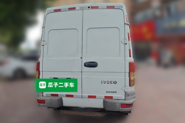 Used Iveco Daily 2017 2.8T V35 Box Truck 3 Seats 43S5 Rear