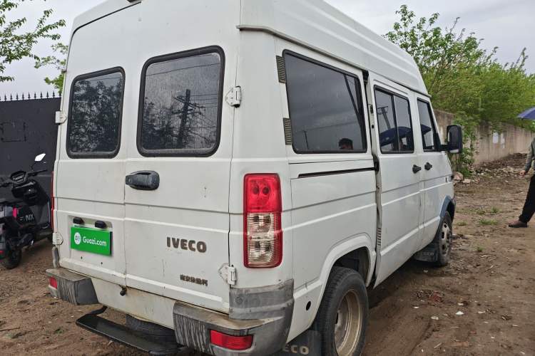 Used Iveco Daily 2017 2.5T A35 Low-Roof 5-7 Seater Passenger Van 47Z5 Rear Right 45 Deg