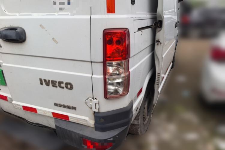 Used Iveco Daily 2017 2.8T V35 Cargo Van Mid-Roof 3/6 Seats 43S5 Rear Right 45 Deg