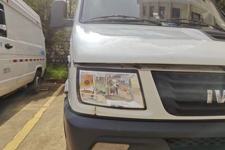 Used Iveco Daily 2017 2.5T A40 Passenger Van 7 Seats Model 47Z5 Right Front Headlight